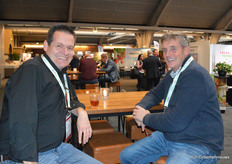 Een onderonsje tussen Wim Voogt van (Handelsondernming C.J. Klep) en Frans van Hulten van Dutchberries. Ging het toevallig over substraten, mannen? https://www.groentennieuws.nl/article/9069161/jaarrond-stabiele-levering-substraat-steeds-belangrijker/